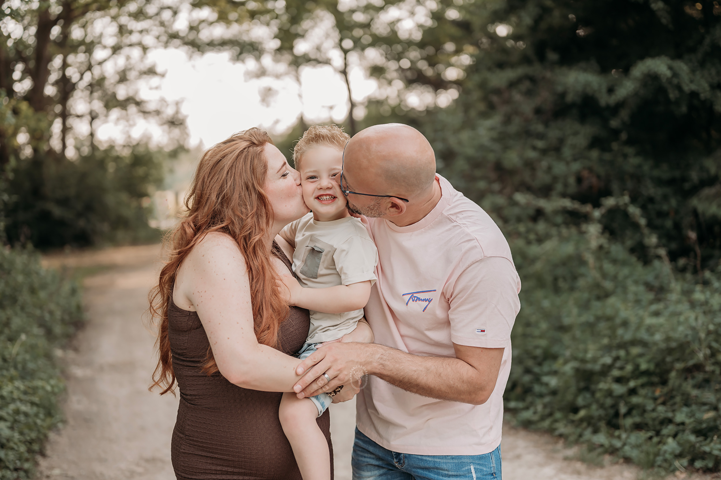 Zwangerschapsfotoshoot gezin tijdens fotoshoot in het bos nabij Heerenveen