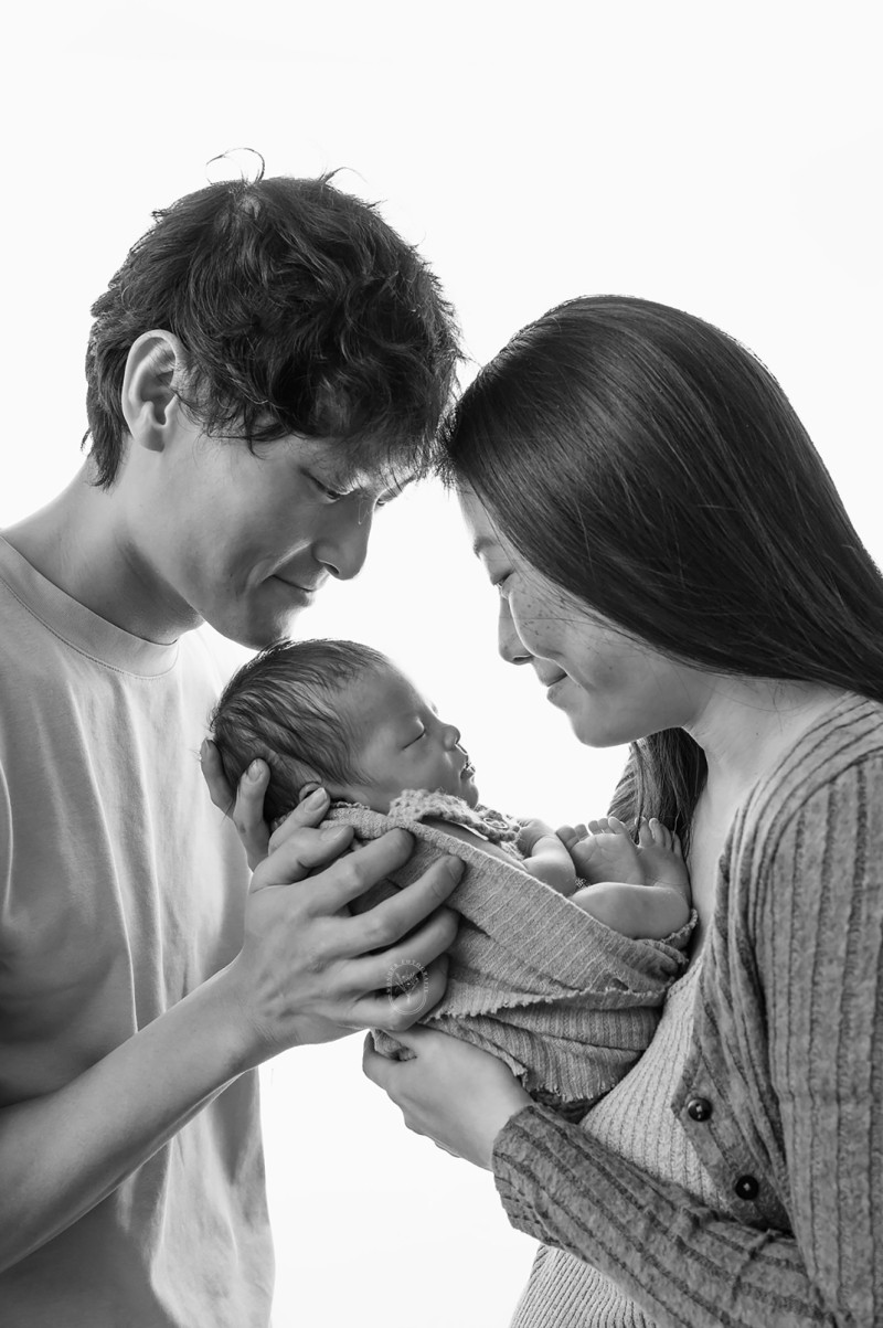 Liefdevol gezinsmoment tijdens newborn fotografie in Heerenveen