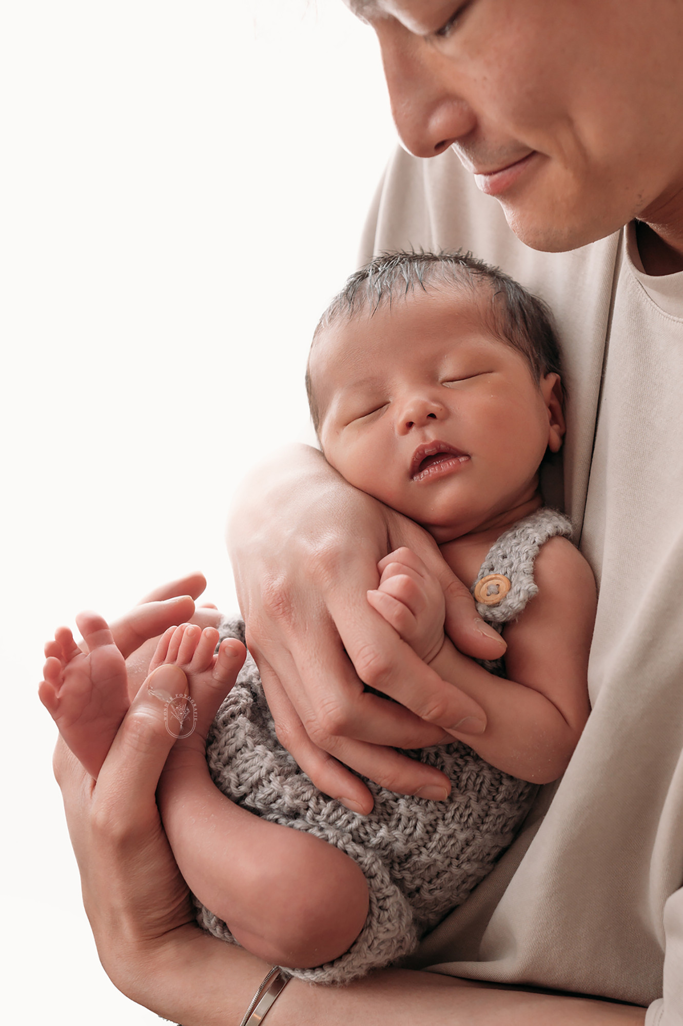 Pasgeboren baby tijdens newborn shoot in Emmeloord regio
