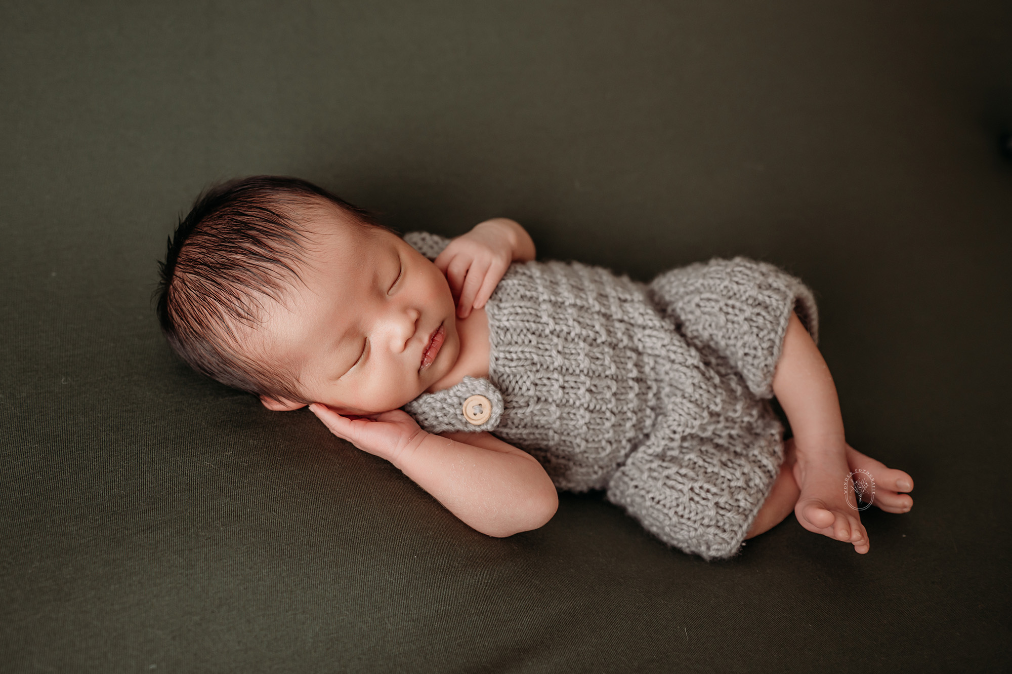 Newborn fotoshoot in studio met stoere, natuurlijke tinten en styling Heerenveen 