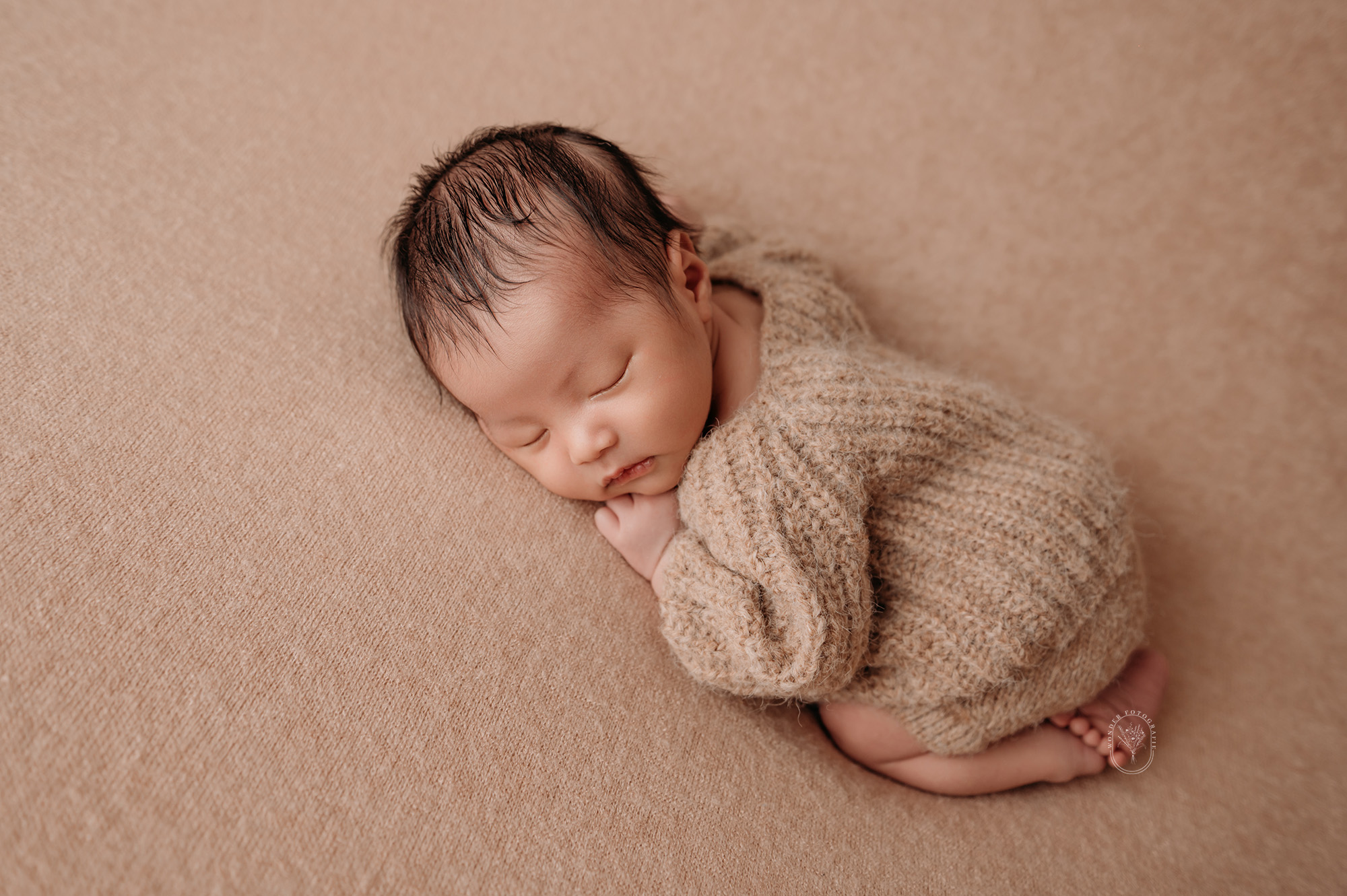 Rustige newborn fotoshoot met baby in natuurlijke beige styling in Heerenveen