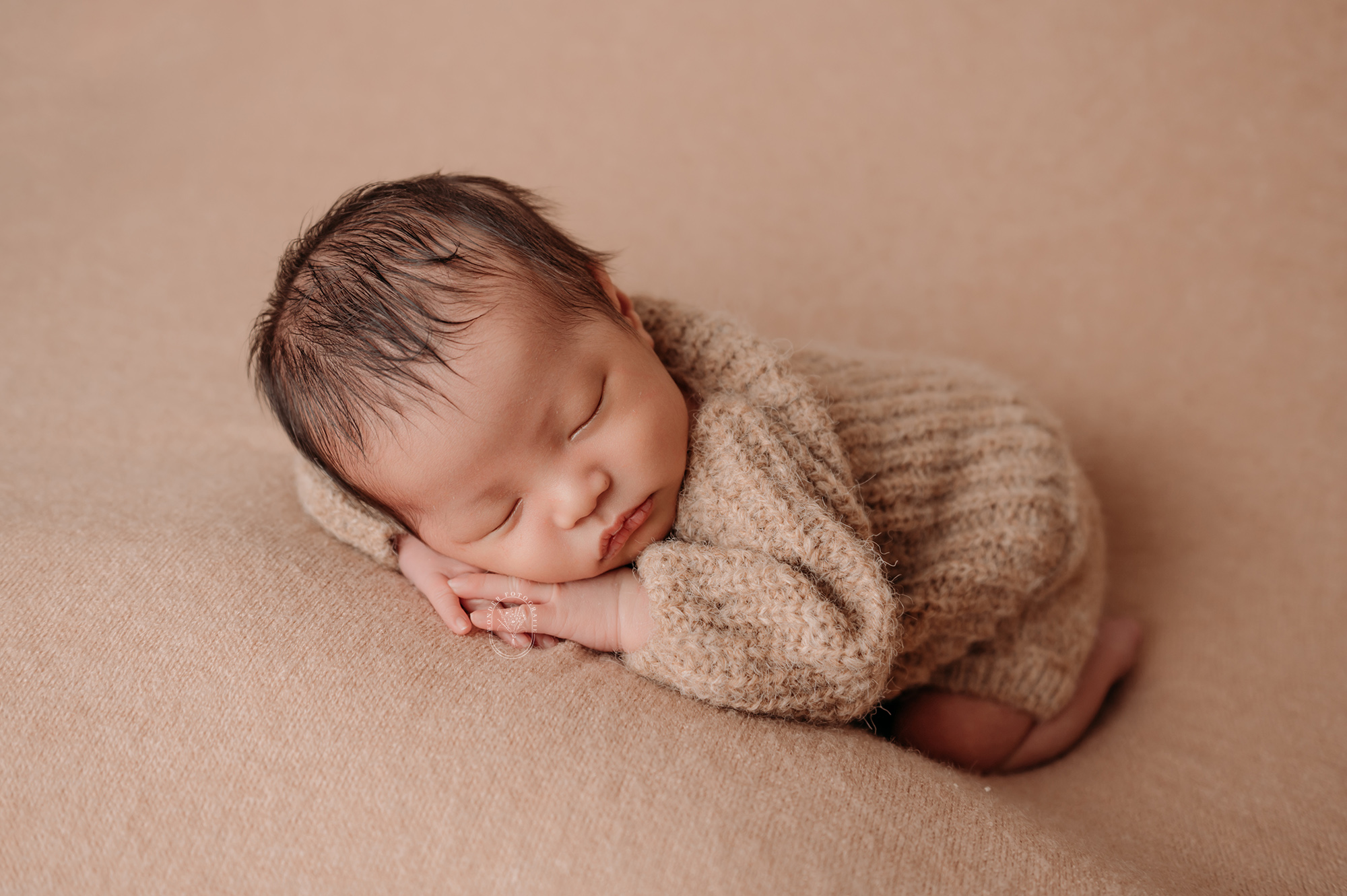 Pasgeboren baby slapend tijdens newborn fotoshoot in studio in Friesland