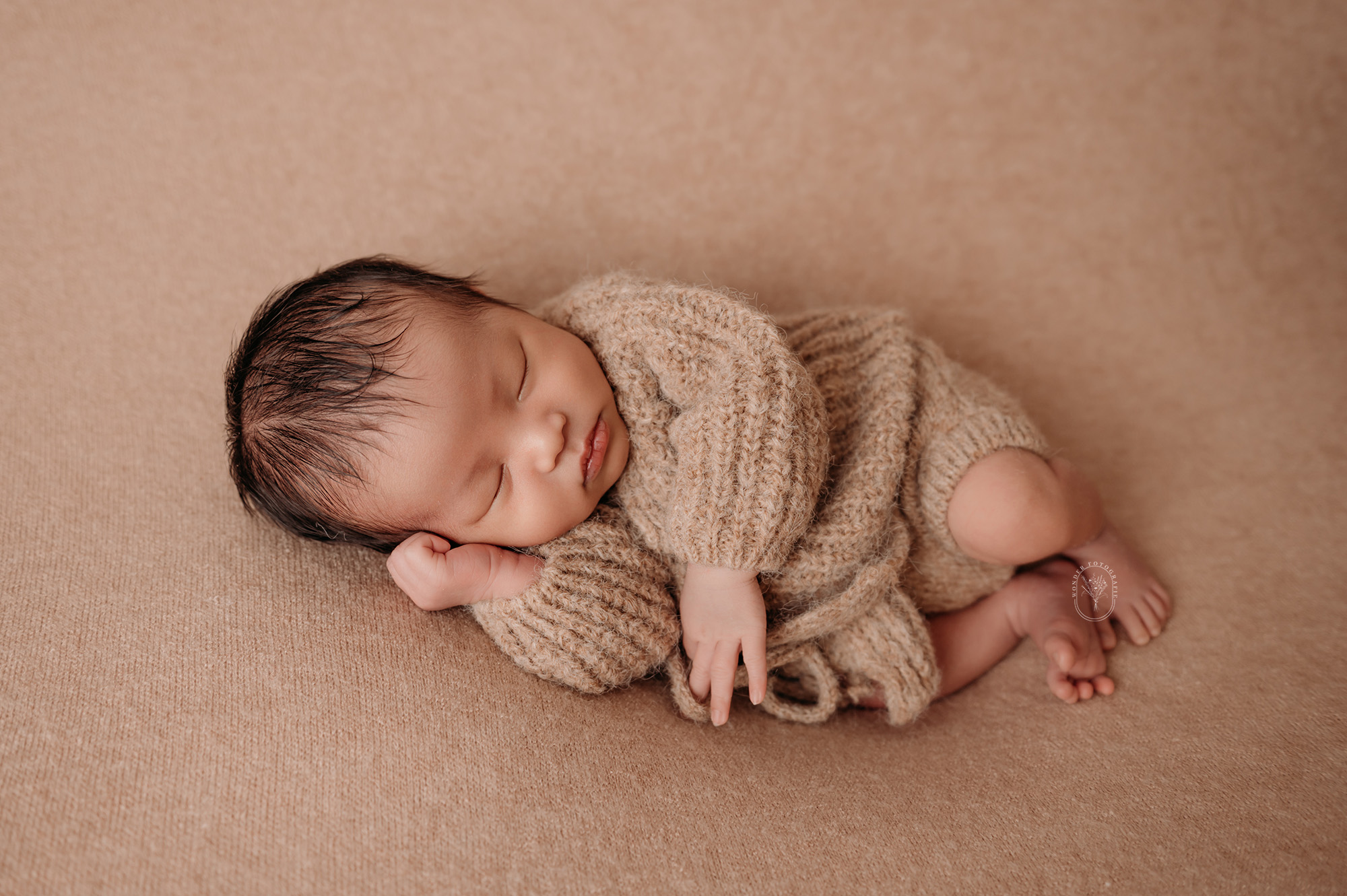 Newborn fotZachte newborn fotoshoot met warme tinten en rustige setting in Frieslandoshoot Friesland babyfotoshoot Heerenveen Emmeloord Kampen Zwolle Meppel