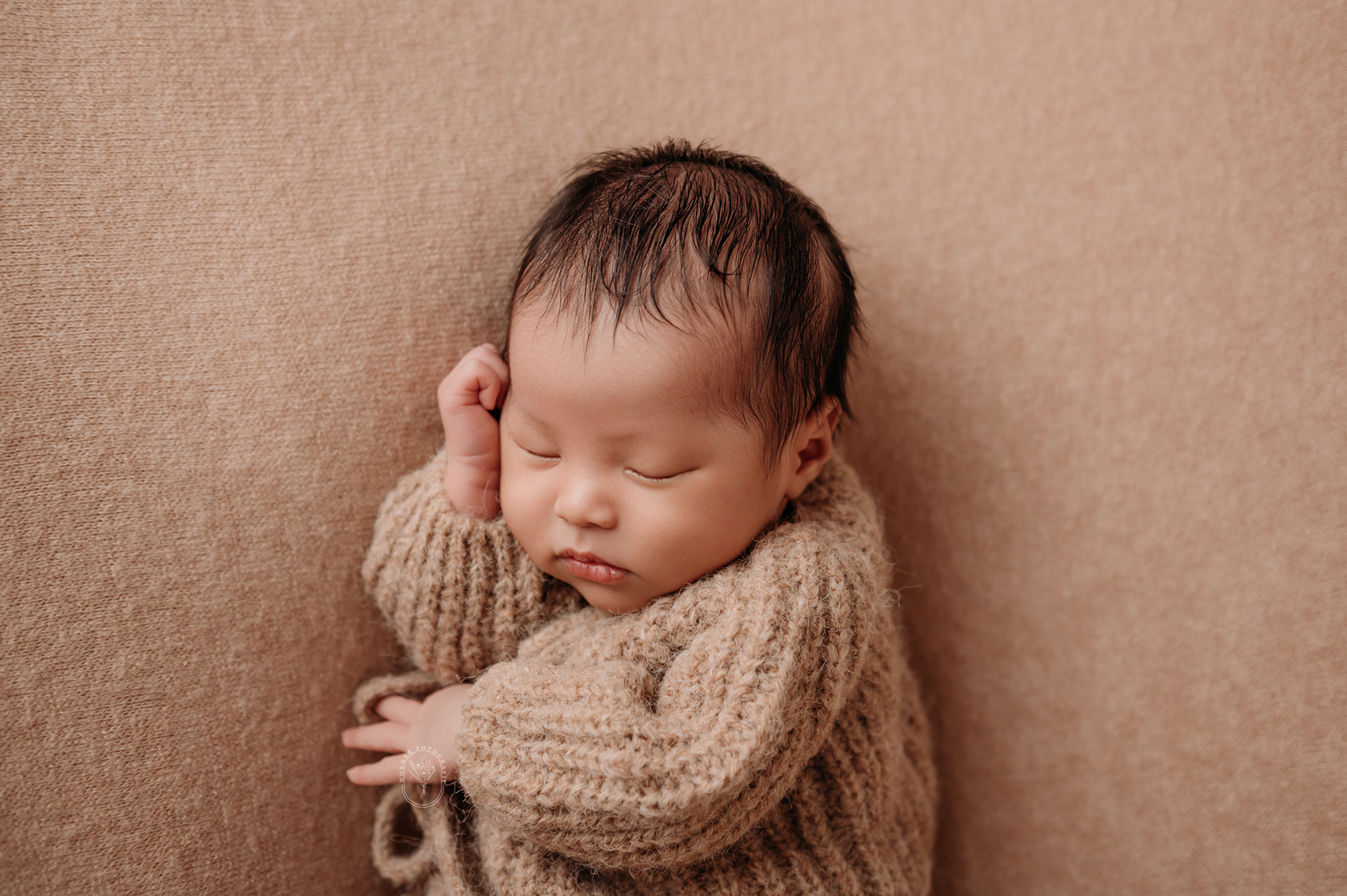 Studio newborn fotoshoot nabij Zwolle met aandacht voor rust en veiligheid