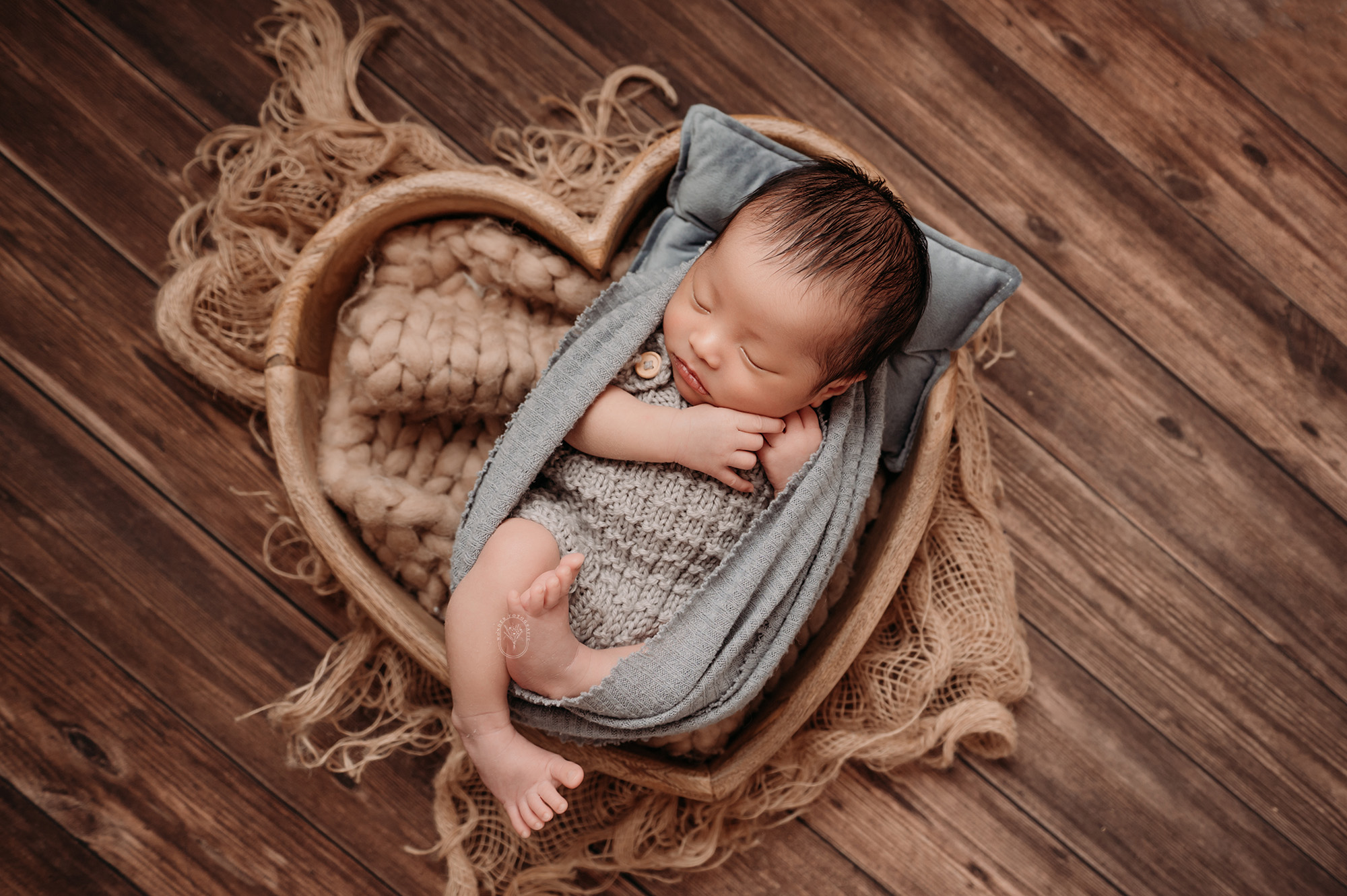 Newborn baby gewikkeld in zachte doek tijdens studio fotoshoot nabij Zwolle
