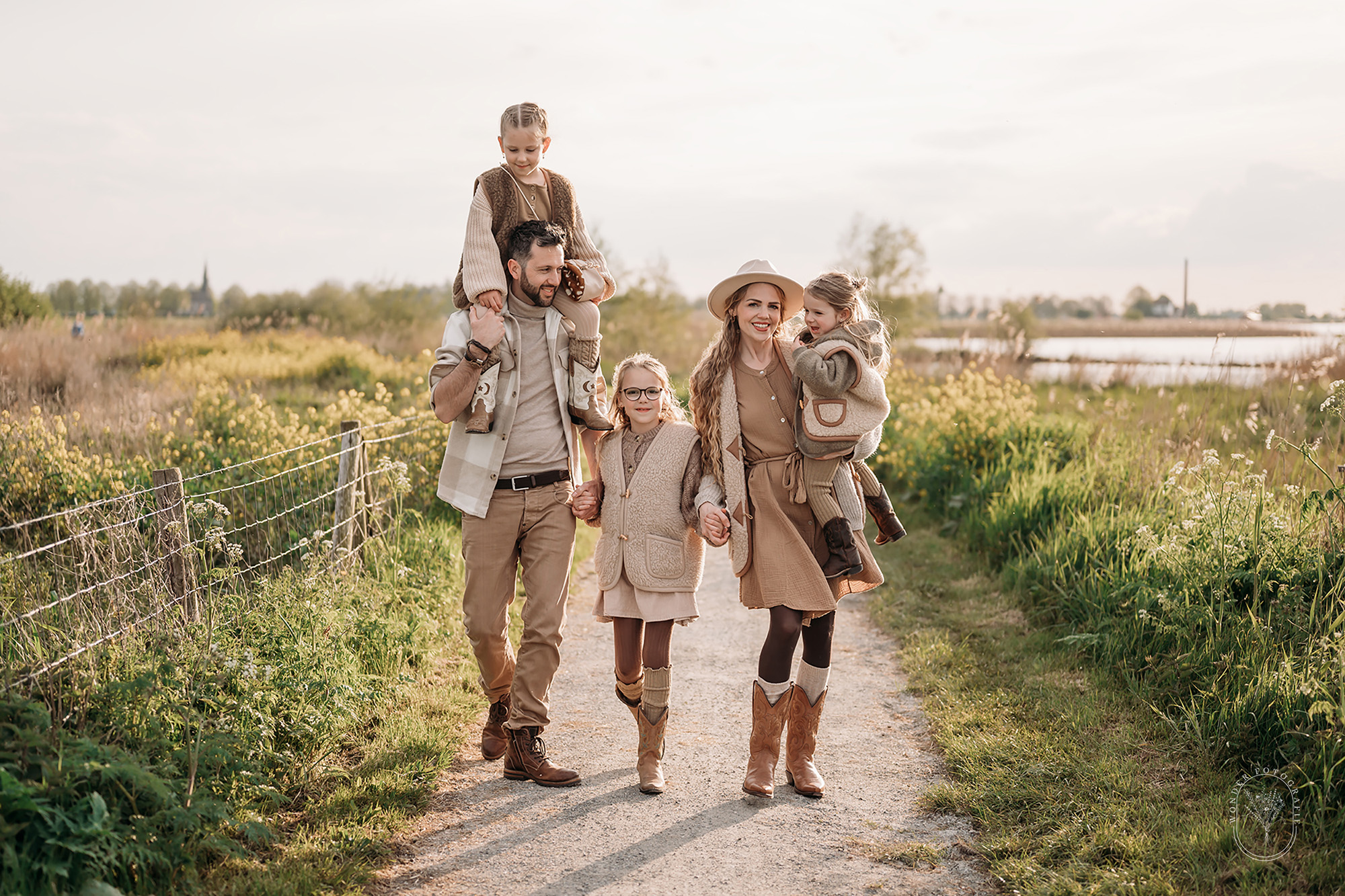 Gezin wandelend langs de kust tijdens natuurlijke fotoshoot in Overijssel regio