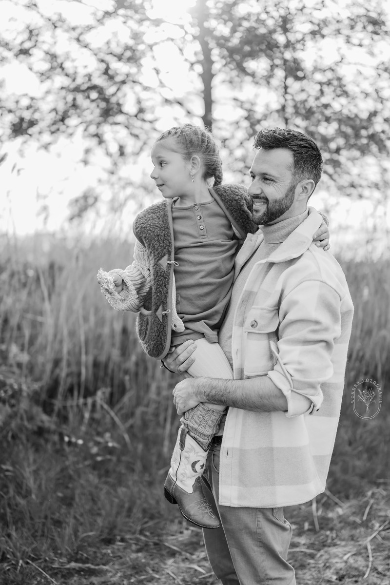 Liefdevolle gezinsfotoshoot op het strand nabij Emmeloord bij zonsondergang