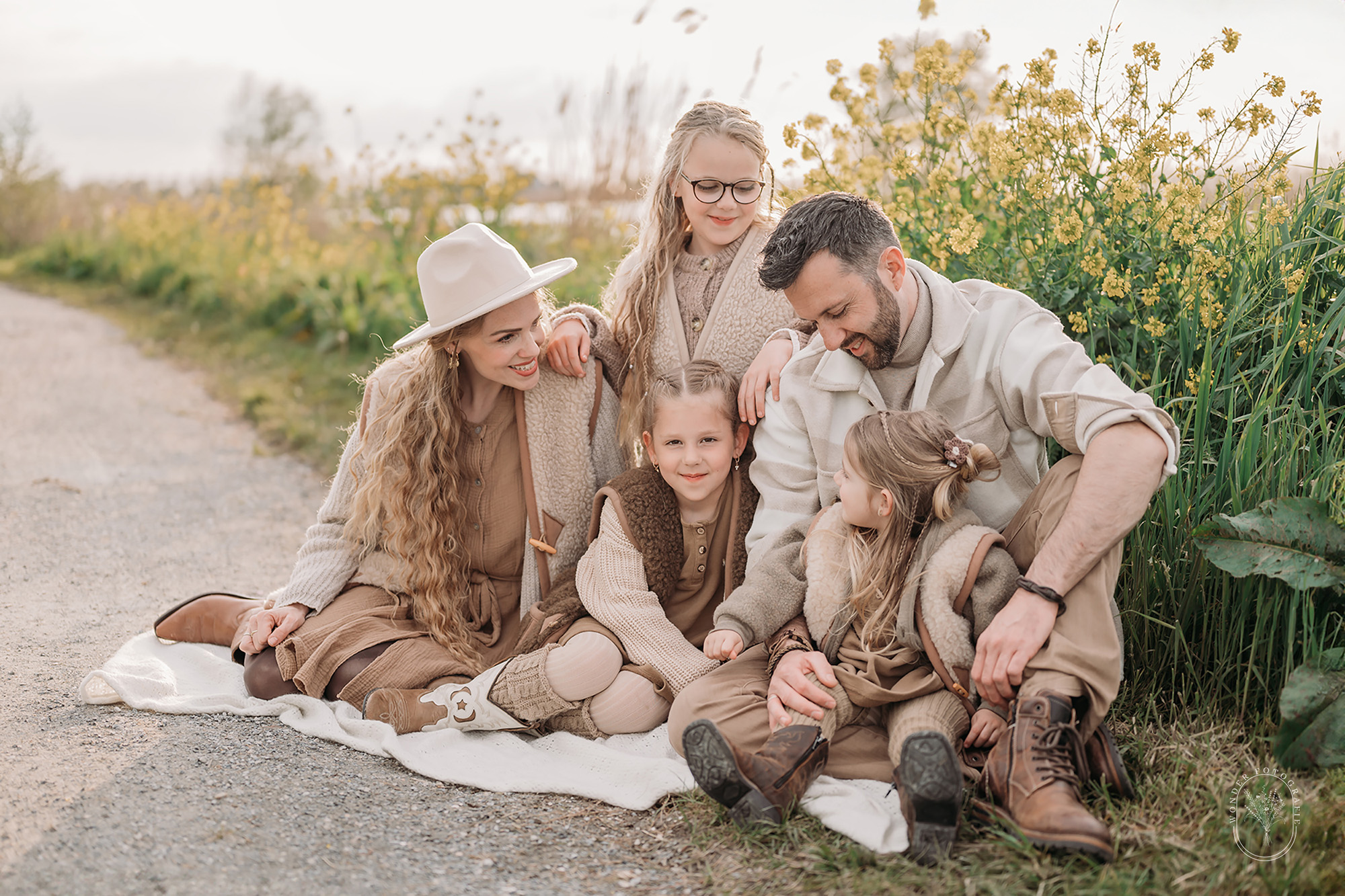 Gezinsmoment op het strand tijdens golden hour in Flevoland