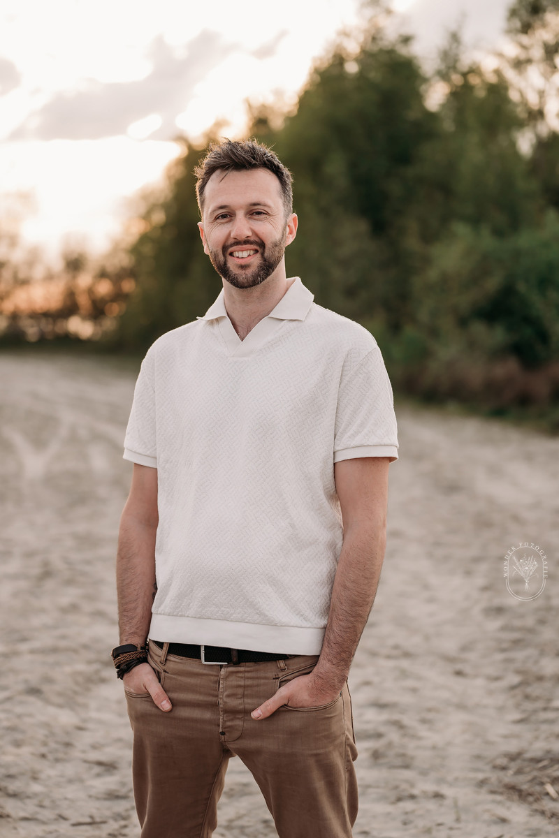 Natuurlijke portretfotoshoot op het strand tijdens golden hour