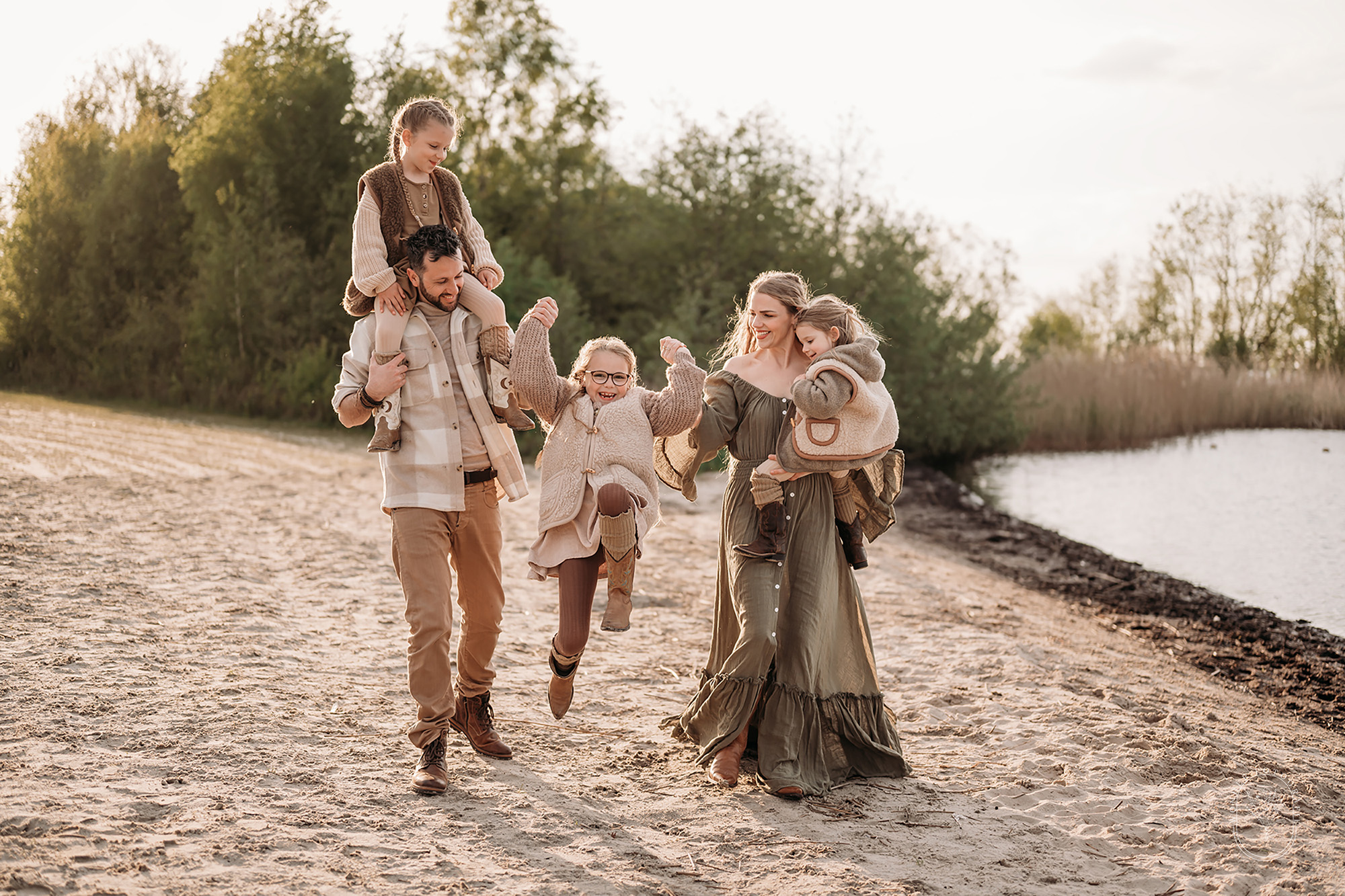 Gezin tijdens zonsondergang fotoshoot op het strand in Friesland