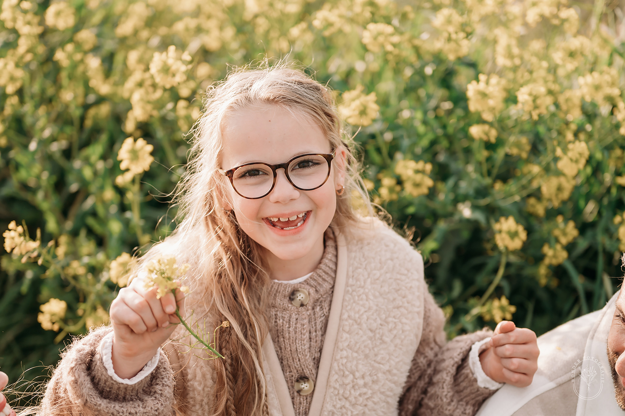 Kinderen spelen met ouders tijdens ontspannen gezinsfotoshoot buiten in Zwolle regio
