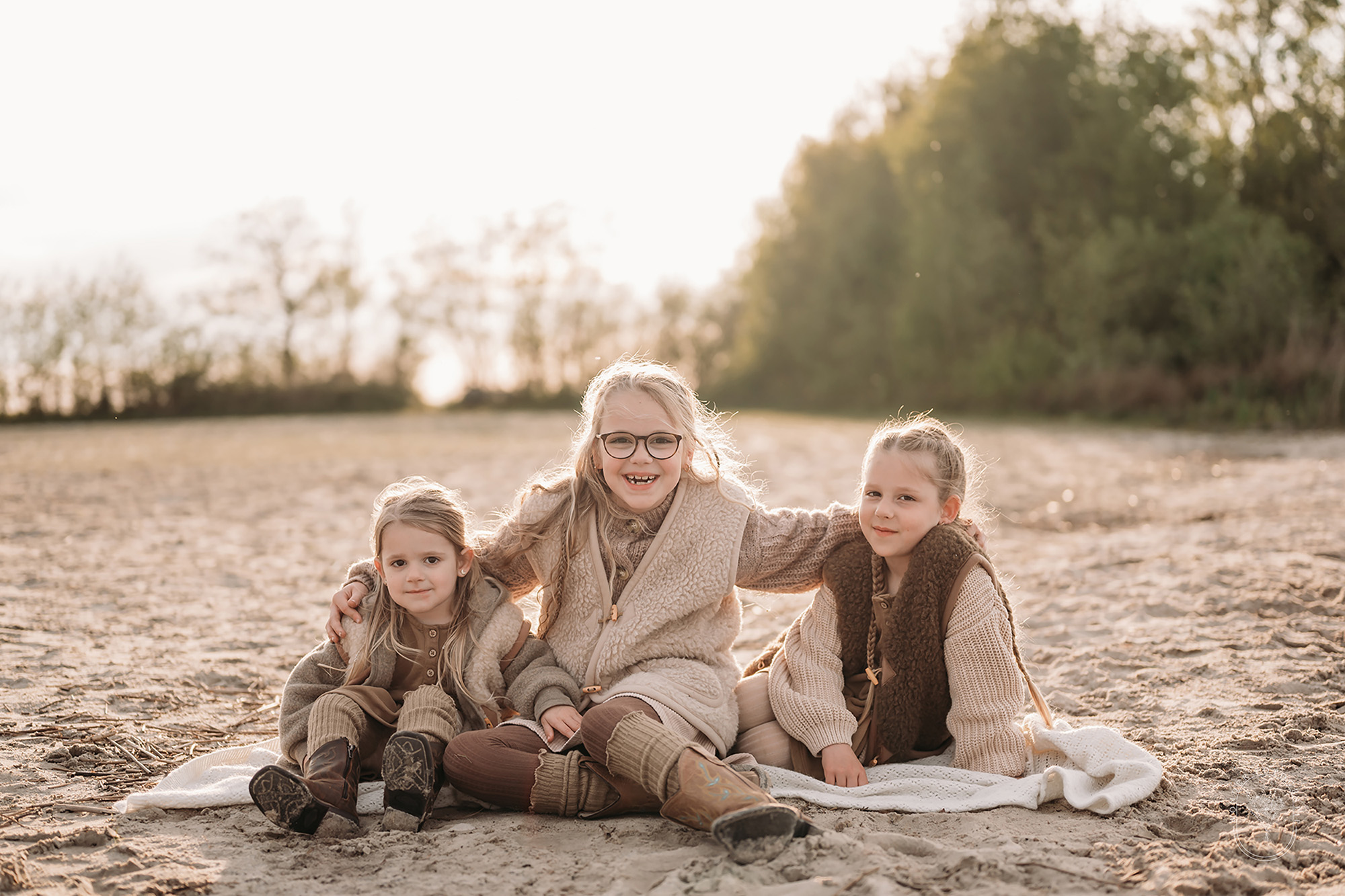 Ouders met kinderen spelend aan het water tijdens strandfotoshoot bij Lemmer