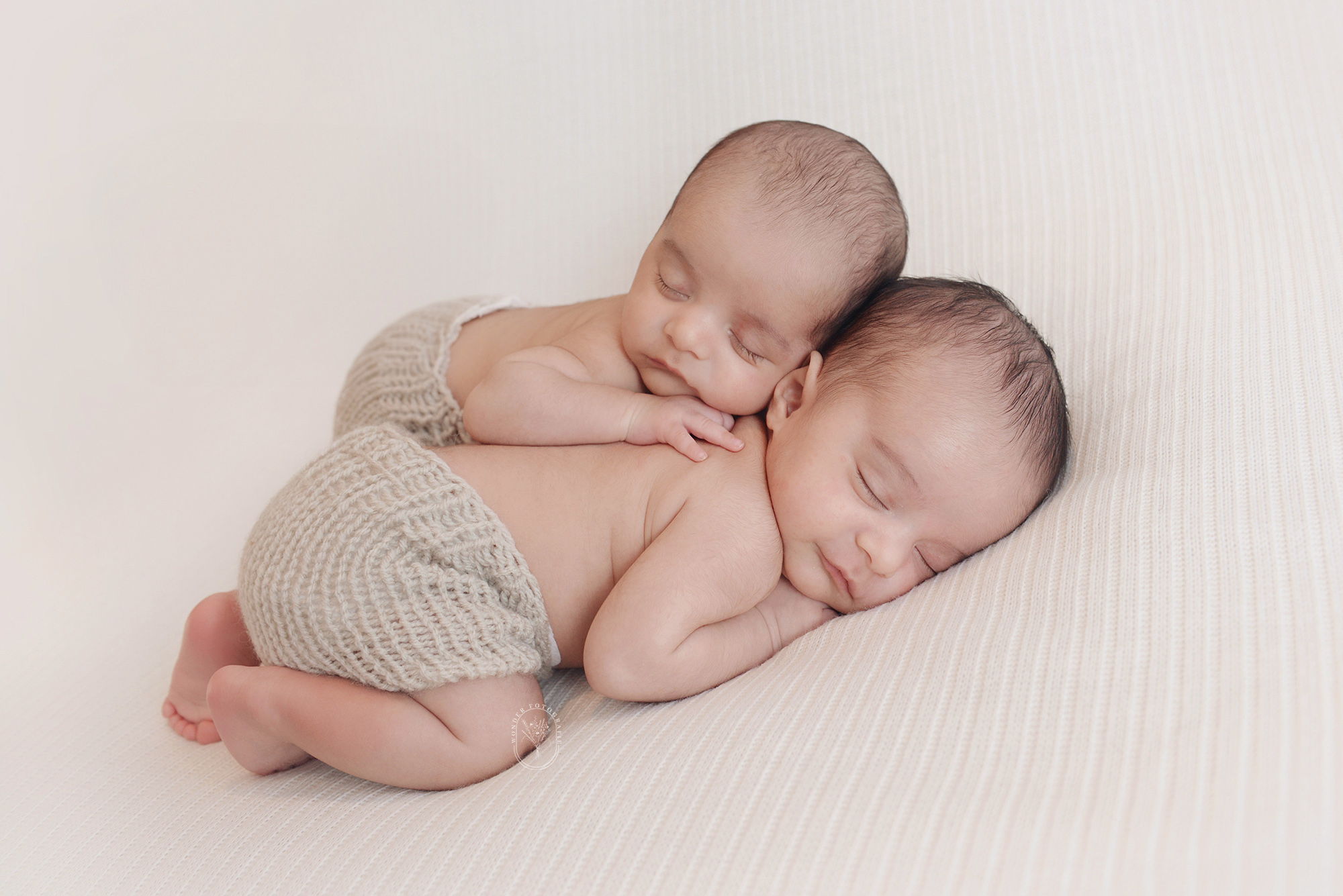 newborn fotoshoot tweeling babyshoot twins photoshoot Friesland Flevoland