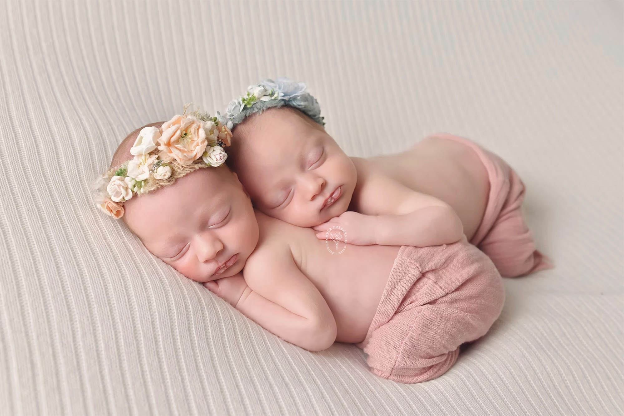 newborn fotoshoot tweeling babyshoot twins photoshoot Friesland Flevoland