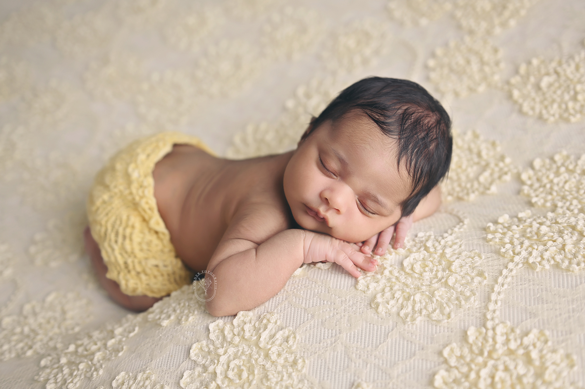Pasgeboren baby tijdens newborn fotoshoot in studio in Friesland
