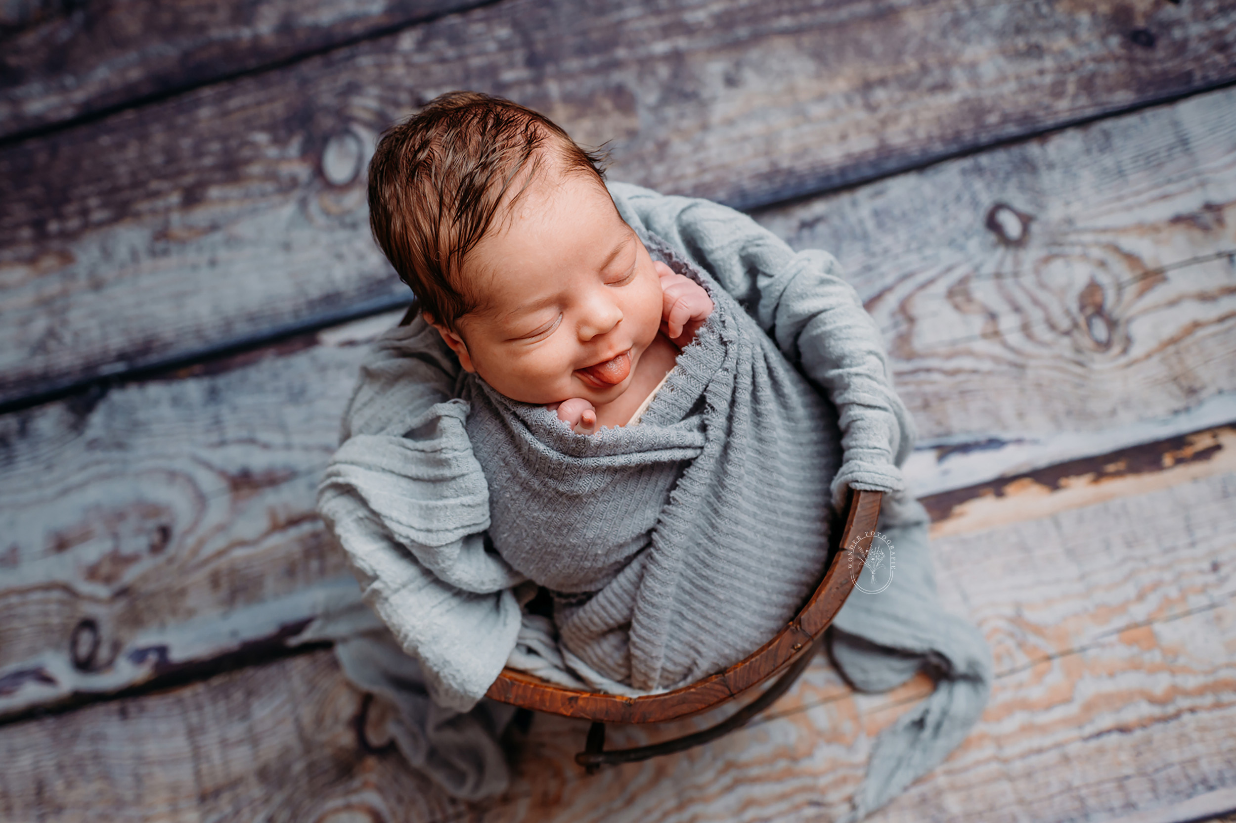 Pasgeboren baby in zachte wrap tijdens studio fotoshoot nabij Zwolle