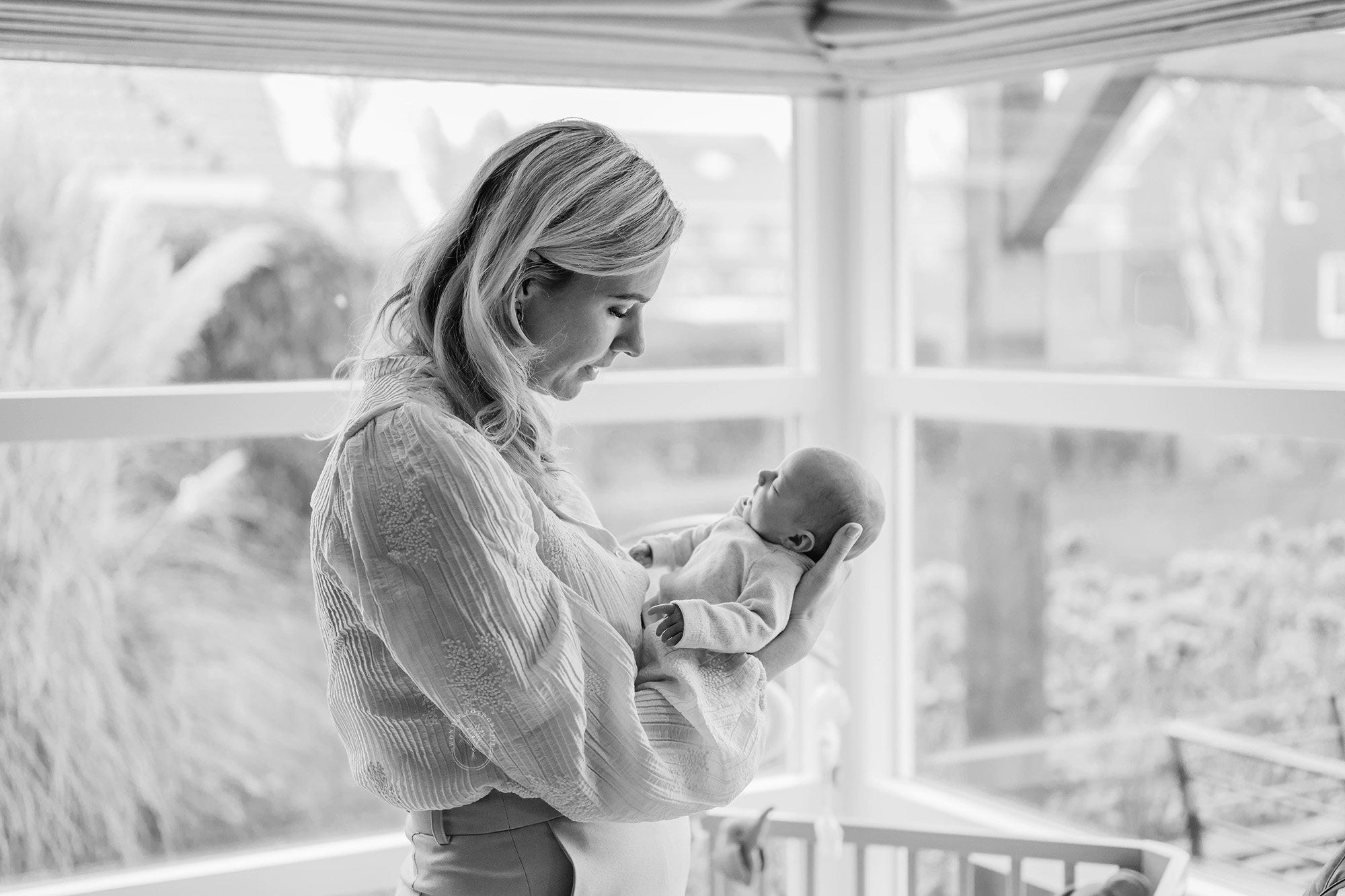 Pasgeboren baby in eigen omgeving tijdens fotoshoot aan huis in Friesland
