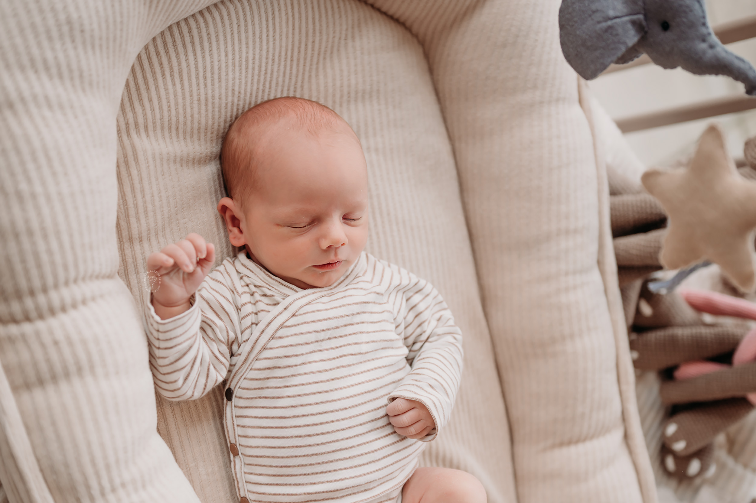 Newborn lifestyle fotoshoot bij gezin thuis in Friesland