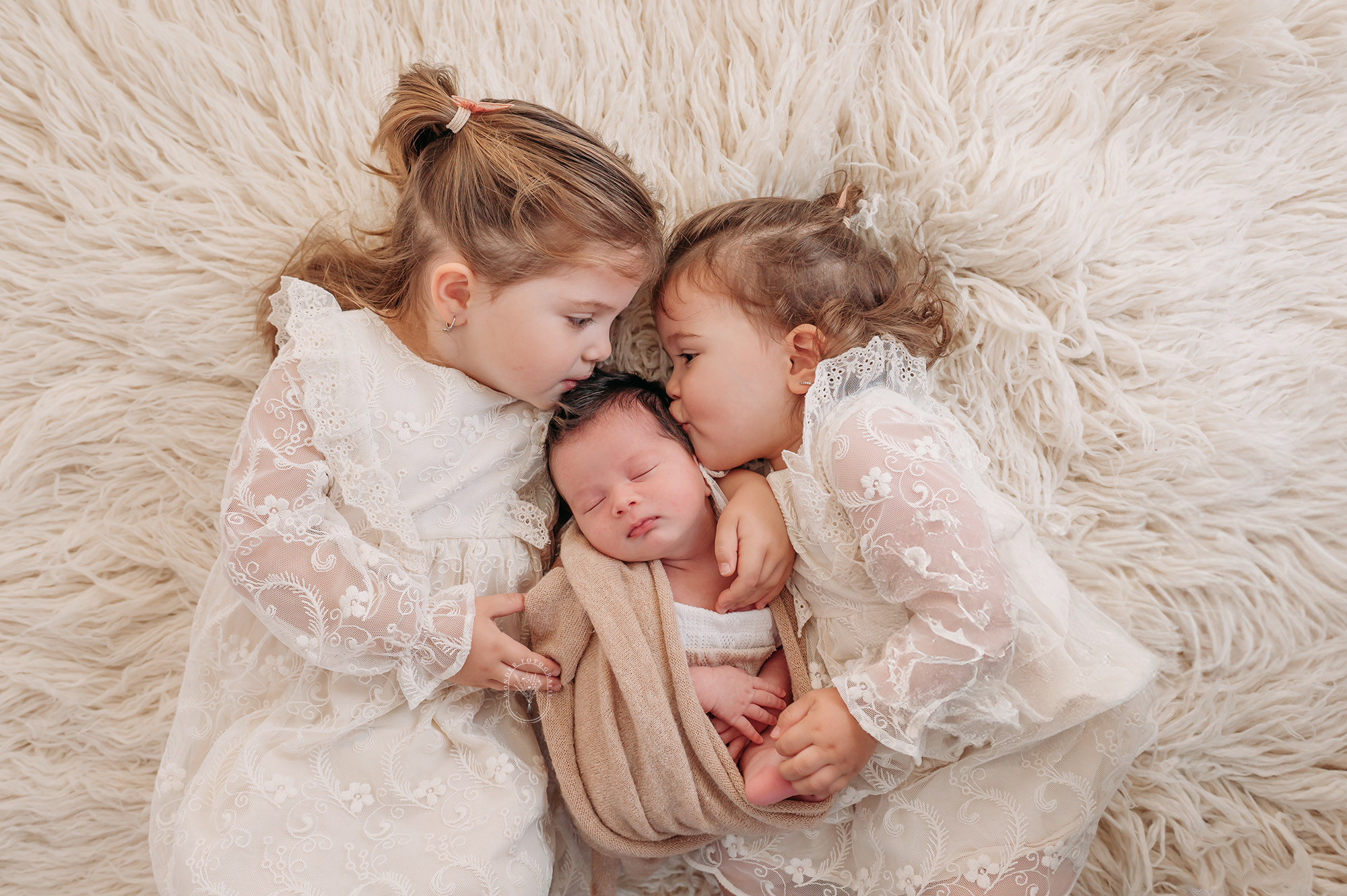 Liefdevolle gezinsfoto met pasgeboren baby tijdens fotoshoot