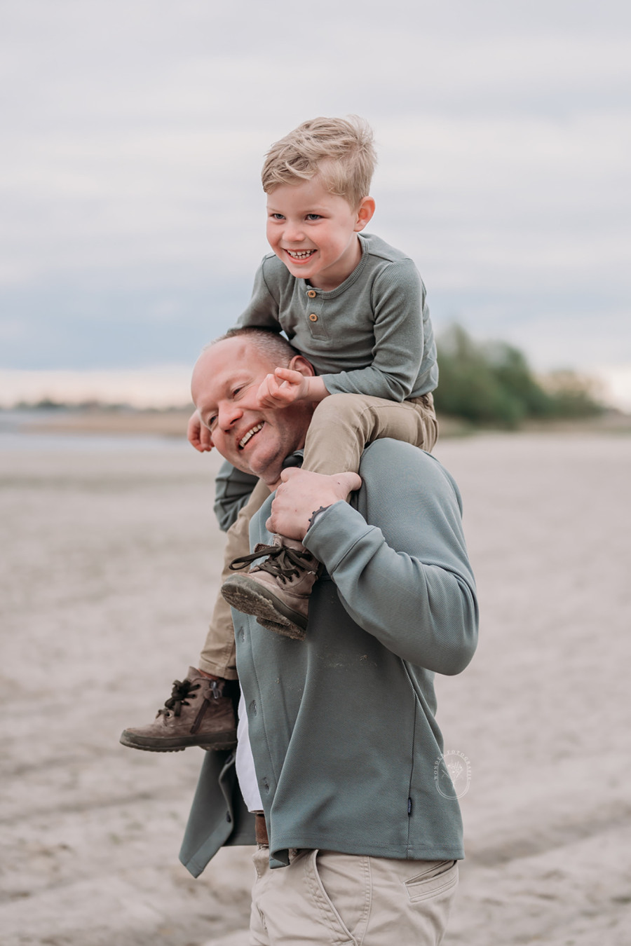 gezinsfotoshoot friesland gezin familie fotoshoot strand bos