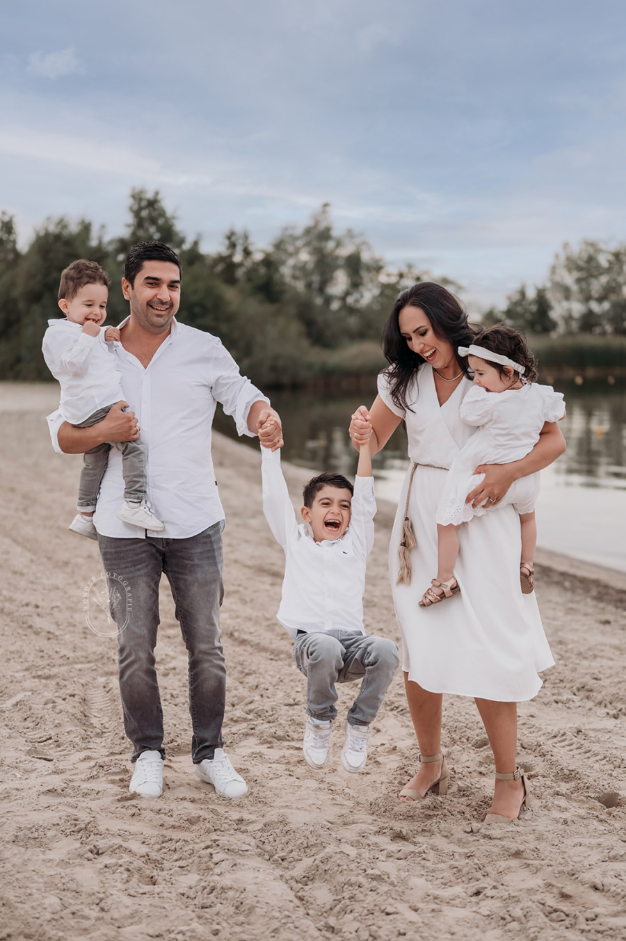 Gezinsfotoshoot Friesland gezin familie fotoshoot strand bos