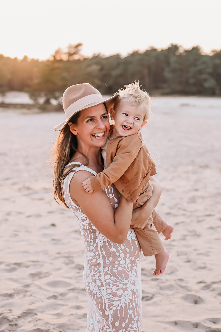 Gezinsfotoshoot Friesland gezin familie fotoshoot strand bos